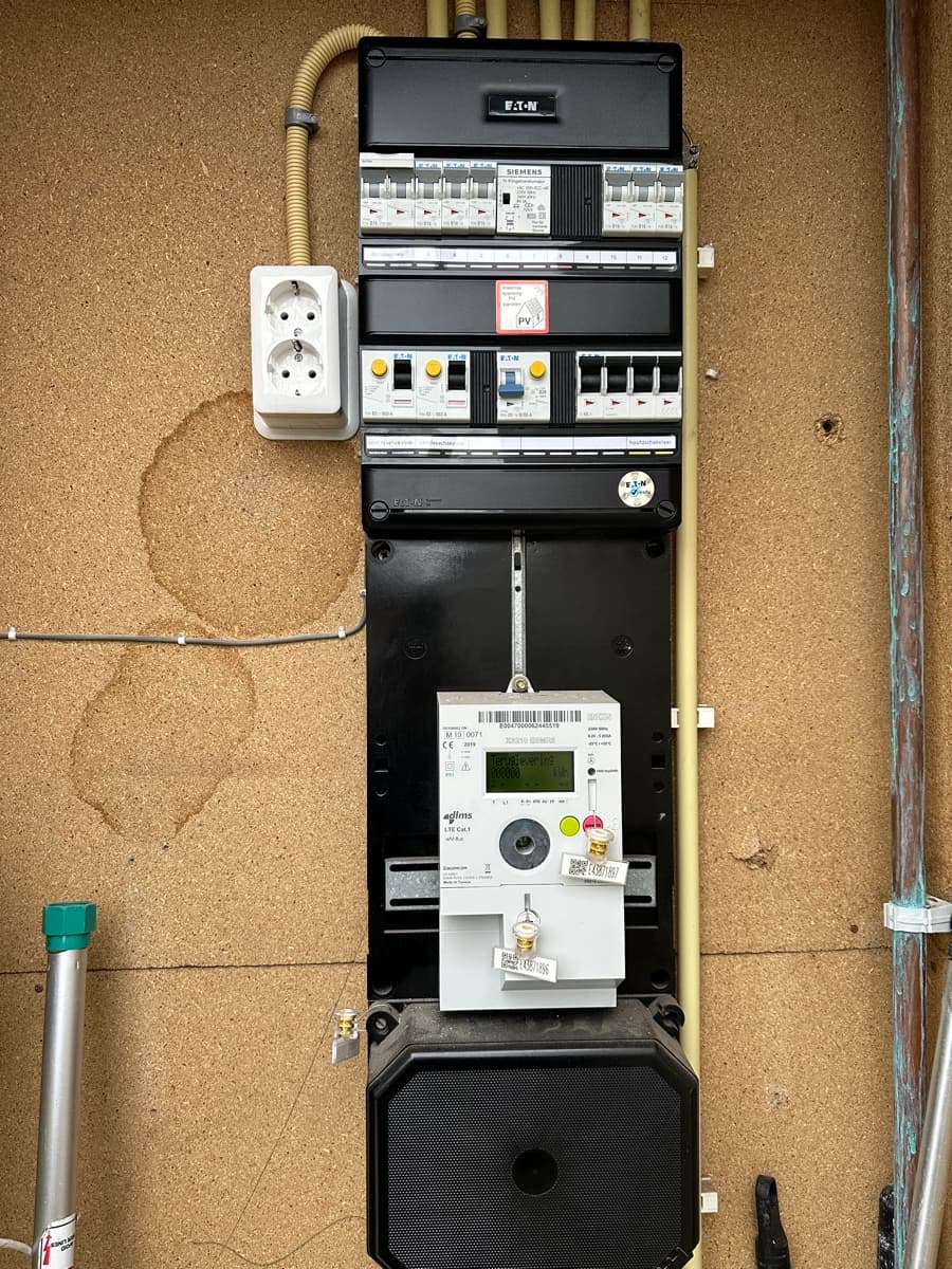 Afgeronde groepenkast-installatie met PV-groep