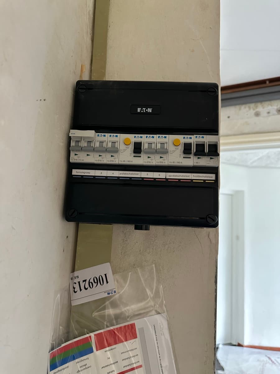 Afgeronde groepenkast-installatie